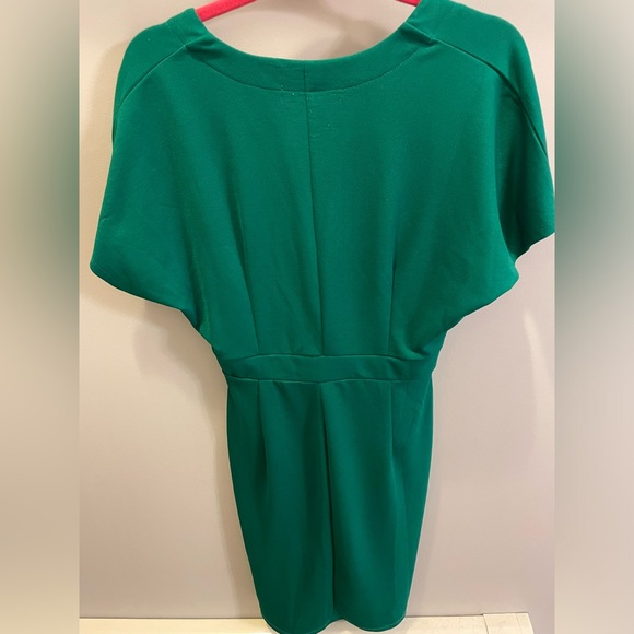 🌸 Signature Collection Green Dress - Picture 2 of 3